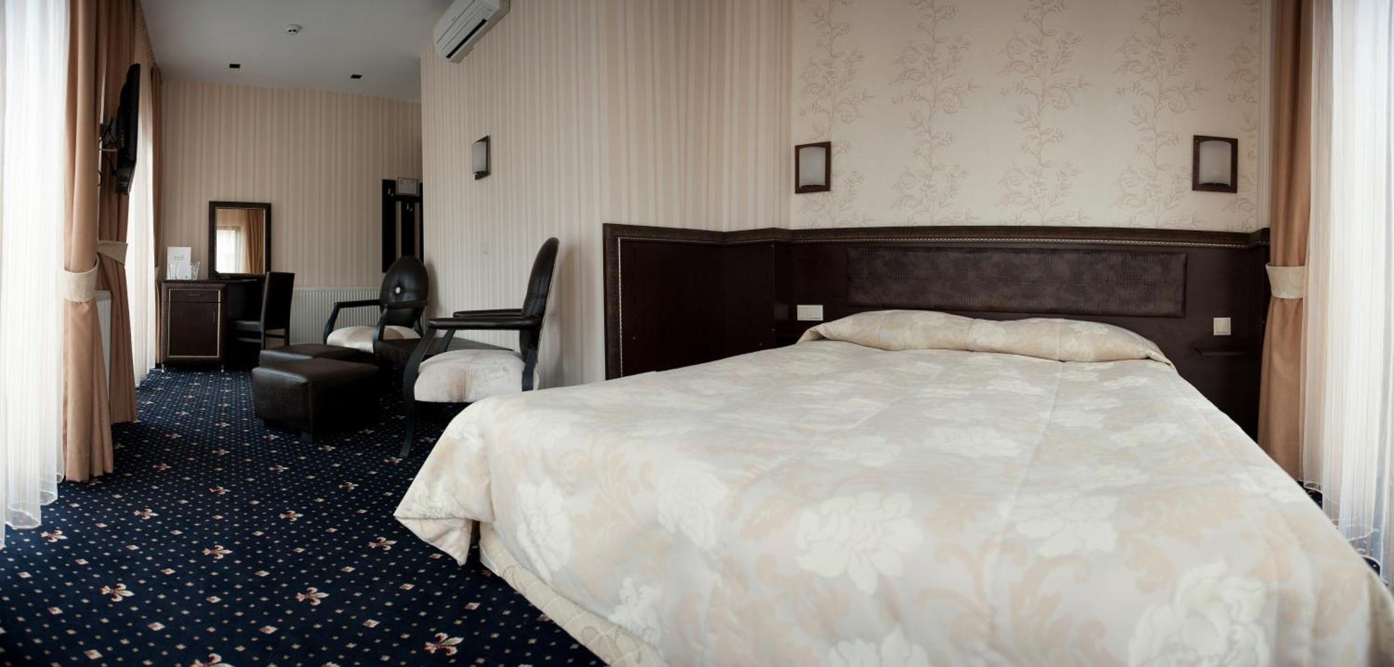 Hotel Victoria ปานากูย์ริชเต ภายนอก รูปภาพ