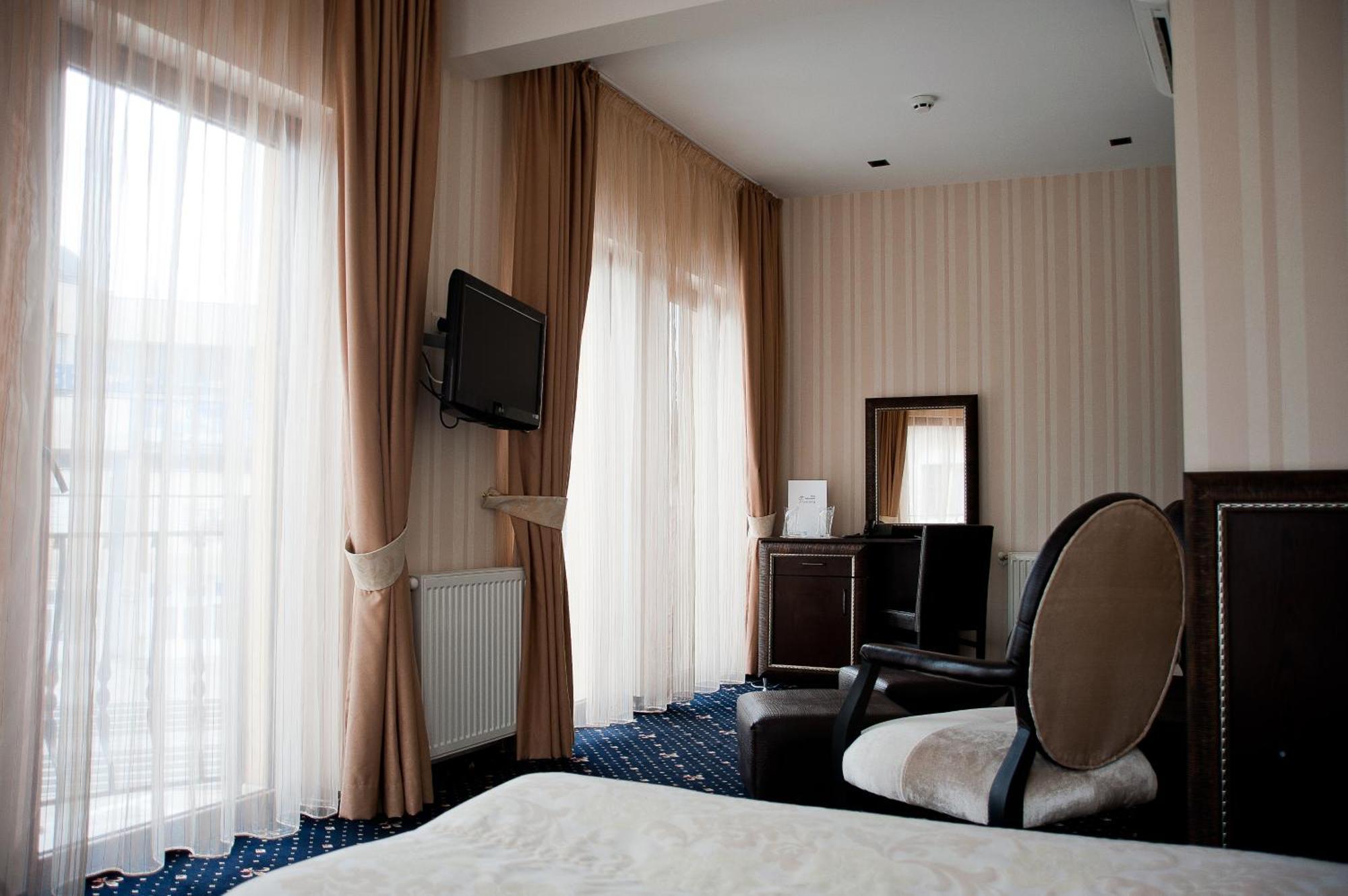 Hotel Victoria ปานากูย์ริชเต ภายนอก รูปภาพ